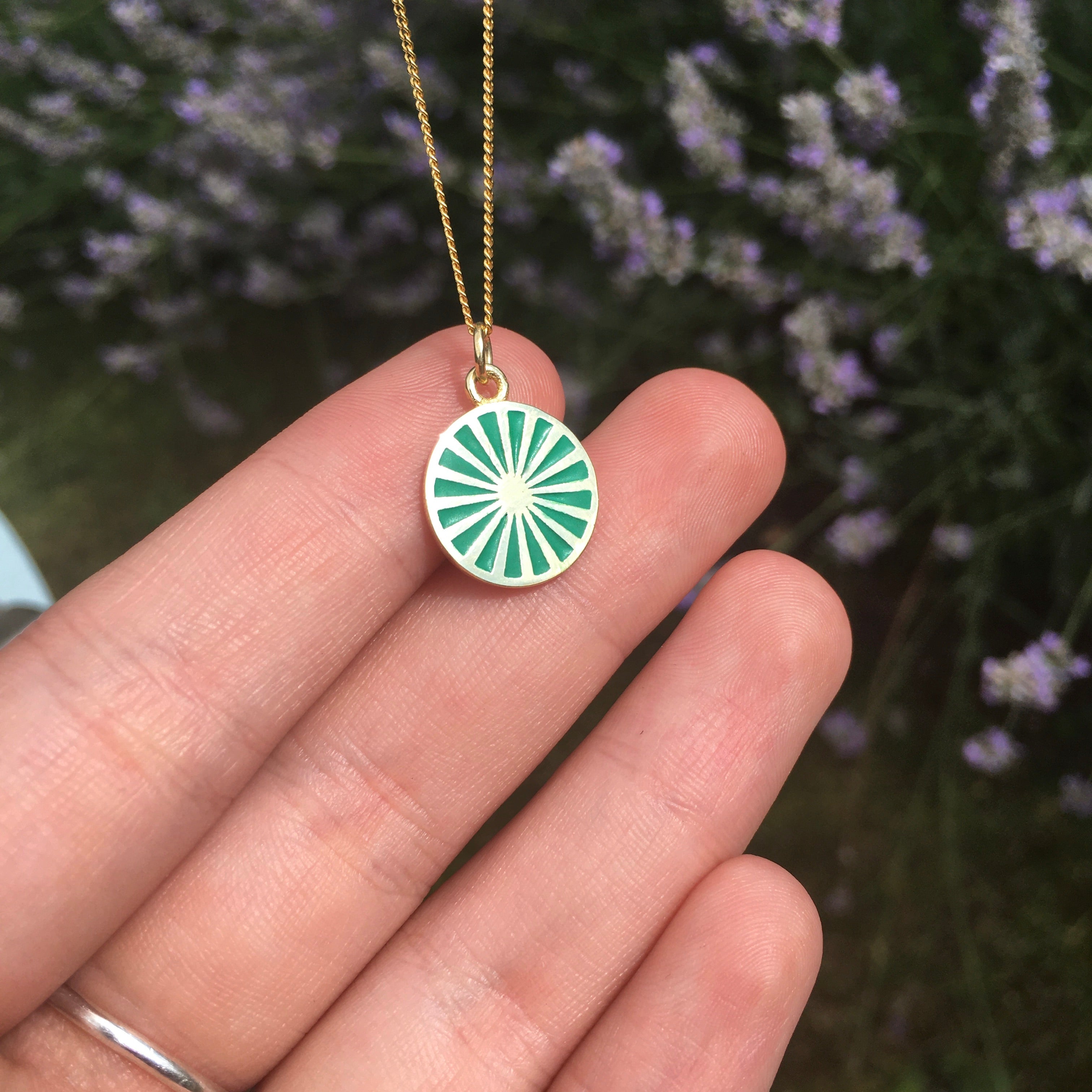 spinning wheel on hand to show size